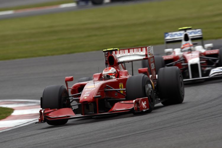 Ex-Weltmeister Räikkönen agiert im Mittelfeld.