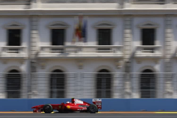 Räikkönen fliegt durch den Hafen von Valencia