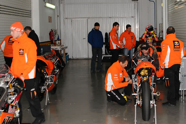 KTM 2009: 2 Fahrer, 6 Motorräder, 12 Personen