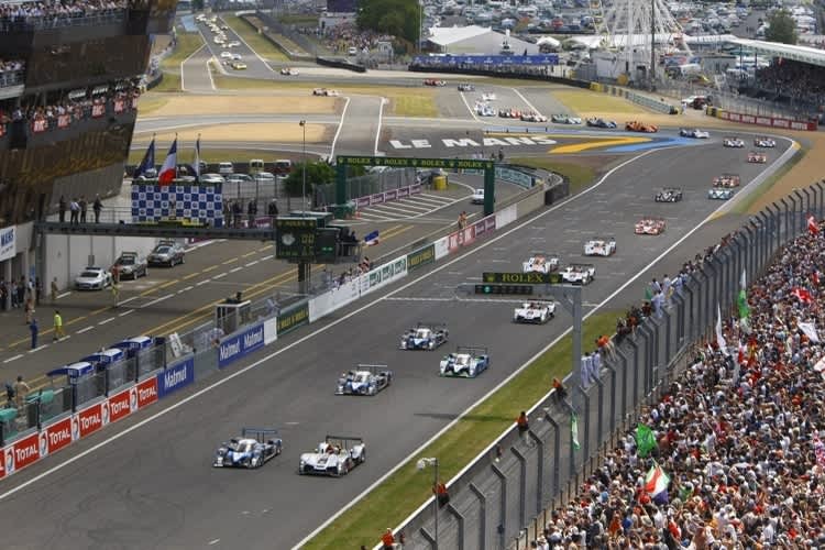 Das Feld geht auf die 24h lange Reise