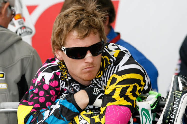 Billy MacKenzie wurde am Daumen operiert