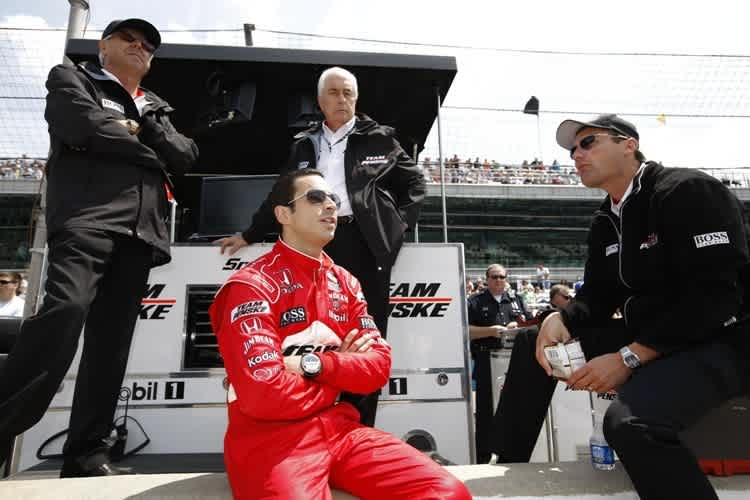 Halten zusammen: (v.l.) Mears, Castroneves, Penske, Cindric