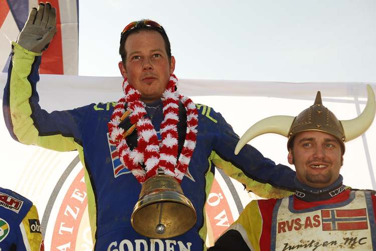 2007-Sieger Mitch Godden – hinten Schloss Wolfegg.