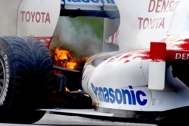 Das will kein Motorenhersteller sehen: Kleines Problem im Heck.