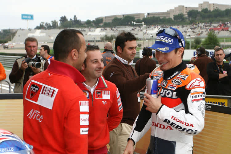 Nicky Hayden freundet sich bereits mit seinem neuen Team an.