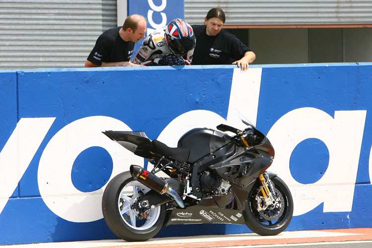 Ruben Xaus musste seine BMW an der Boxenmauer abstellen