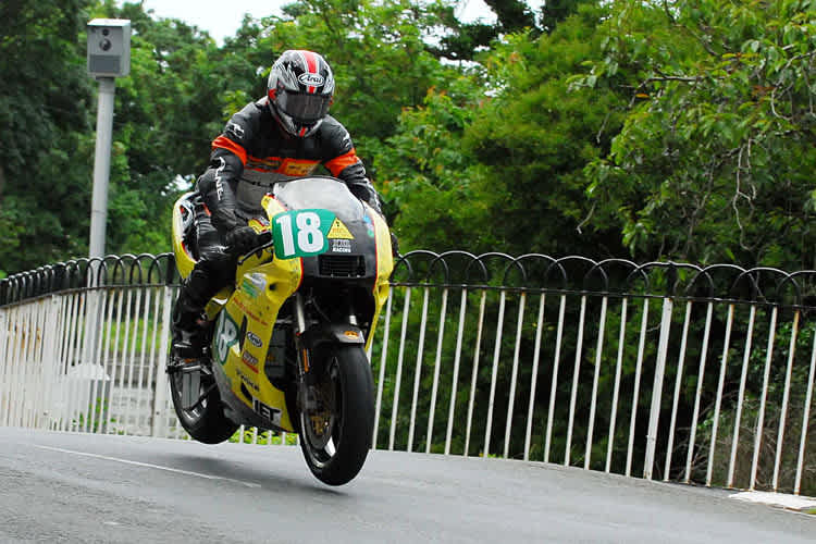 Thomas Schönfelder beim Sprung über Ballaugh Bridge