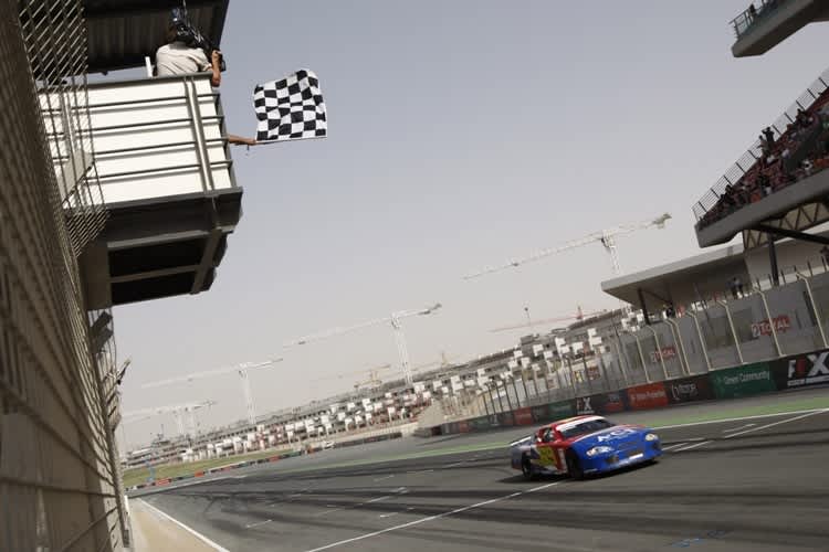 Karierte Flagge für die bulligen Stock-Cars, die Kräne stehen sti