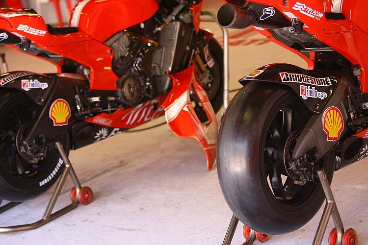 Die Karbonschwinge ist steifer als die Aluminium-Variante.