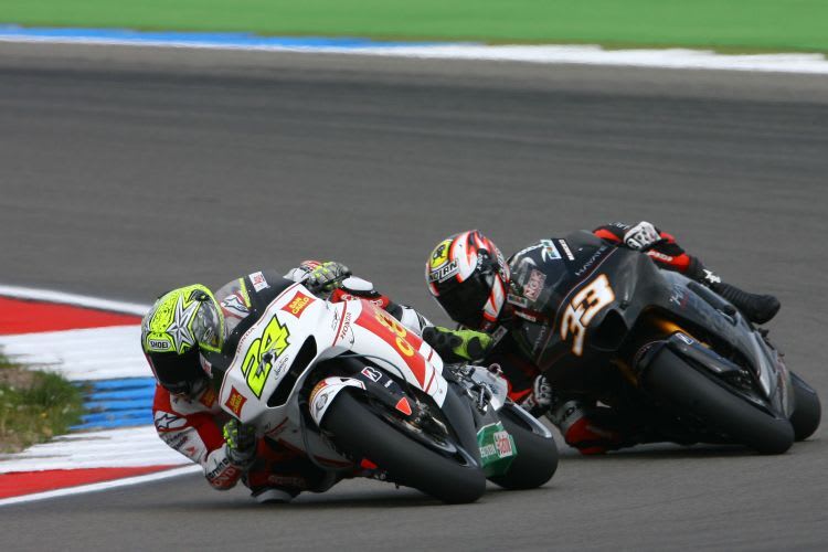 Toni Elias vor Marco Melandri: Das Feld von hinten aufgerollt.