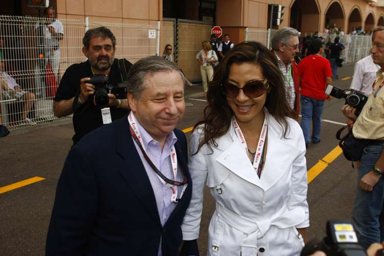 Todt lächelnd mit Bondgirl Michele Yeoh