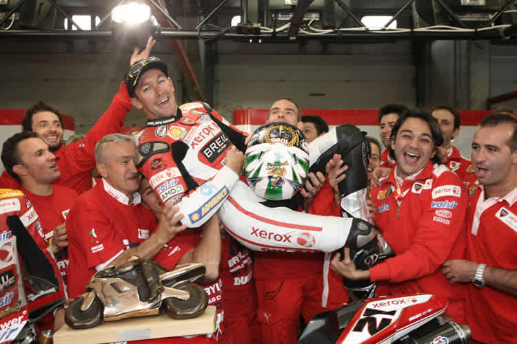 Der neue Weltmeister wird von seinem Team auf Händen getragen.