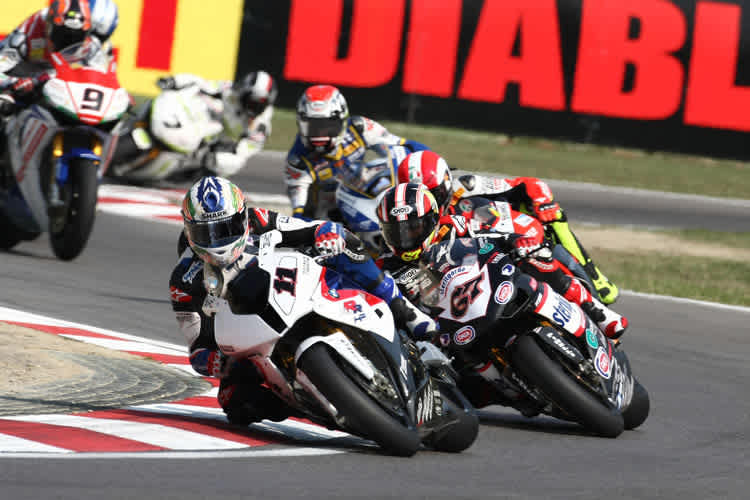 Im ersten Lauf konnte Troy Corser (11) anfangs noch gut mithalten