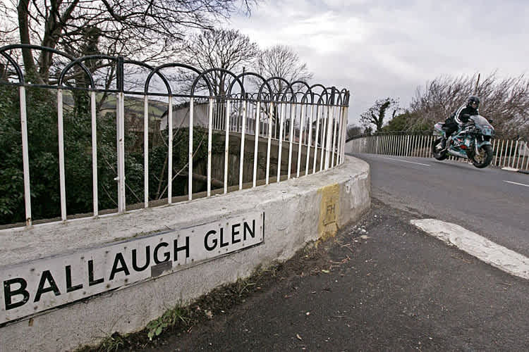Lautlos über die berühmte Ballaugh Bridge