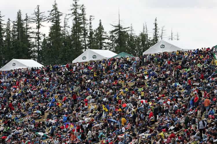 Überfüllte Naturtribünen gehören in Brünn einfach dazu.