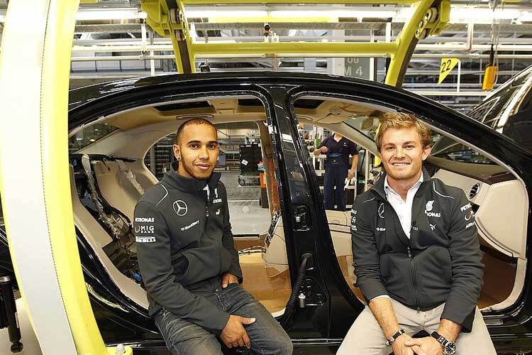 Nico Rosberg und Lewis Hamilton bei der Werksbesichtigung