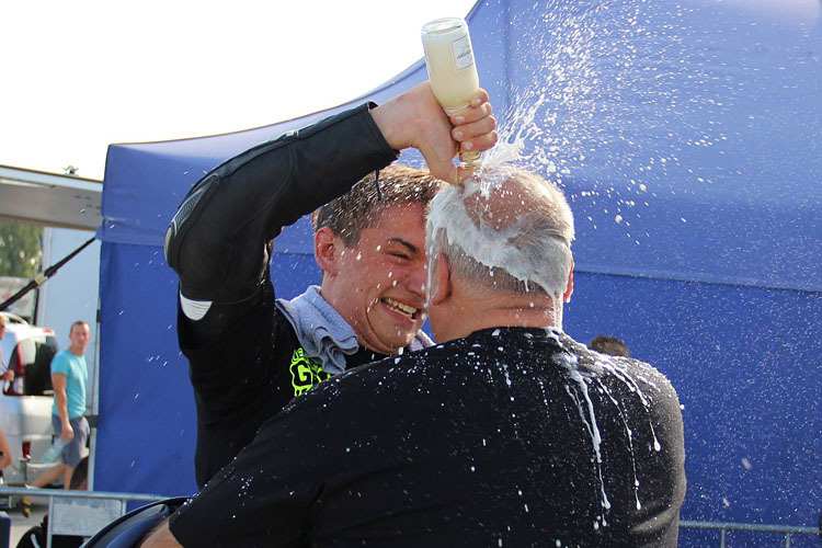 Auch der Herr Papa bekommt etwas vom Sekt