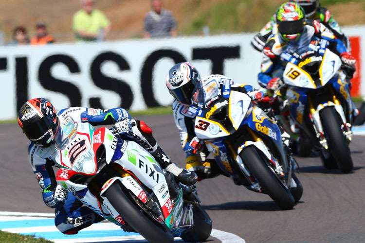 Suzuki-Ass Leon Camier vor beiden Werks-BMW 