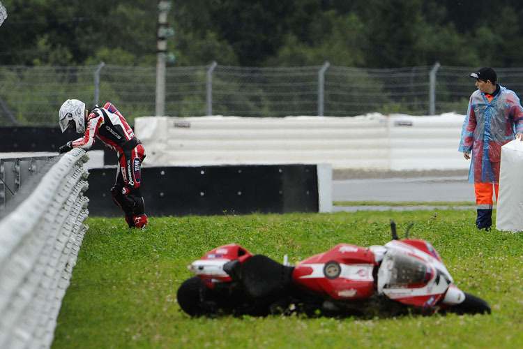 Ein Bild mit Aussagekraft: Ducati am Boden, Carlos Checa angeschlagen