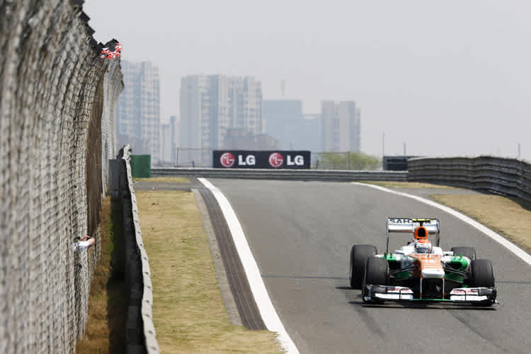 Adrian Sutil kommt an die Box