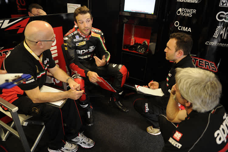 Alle lauschen den Worten von Sylvain Guintoli