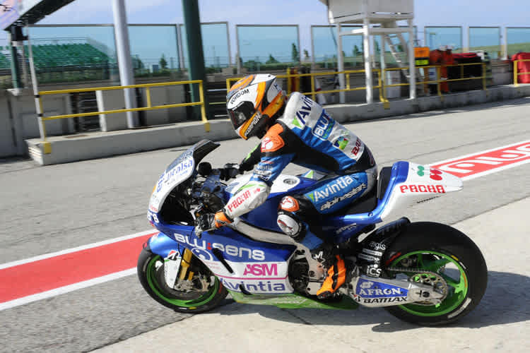 Héctor Barbera rollt in Misano mit der FTR-Kawa aus der Box