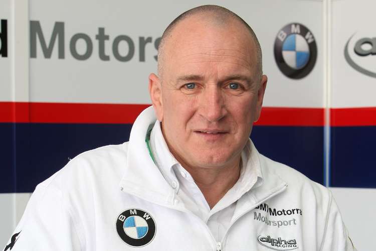 Hausers Telefon klingelt öfters.