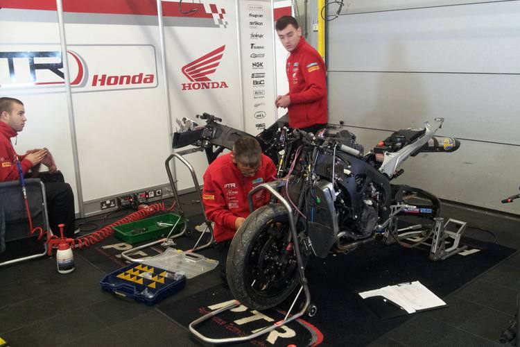 Bislang wird an Linortners Bike (re.) nichts repariert