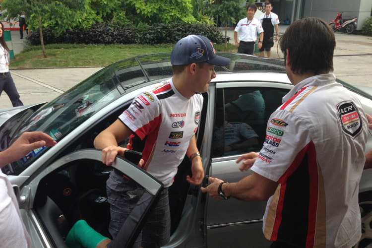 Stefan Bradl steigt vorne wieder aus...