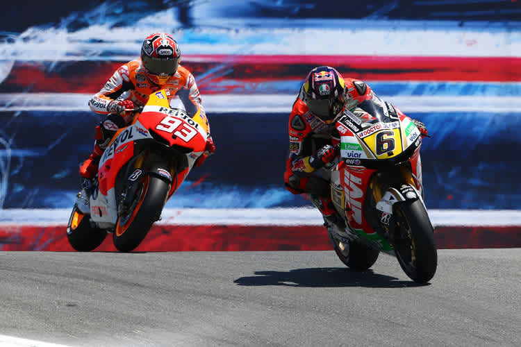 Das Duell in der Corkscrew: Stefan Btradl vor Marc Márquez
