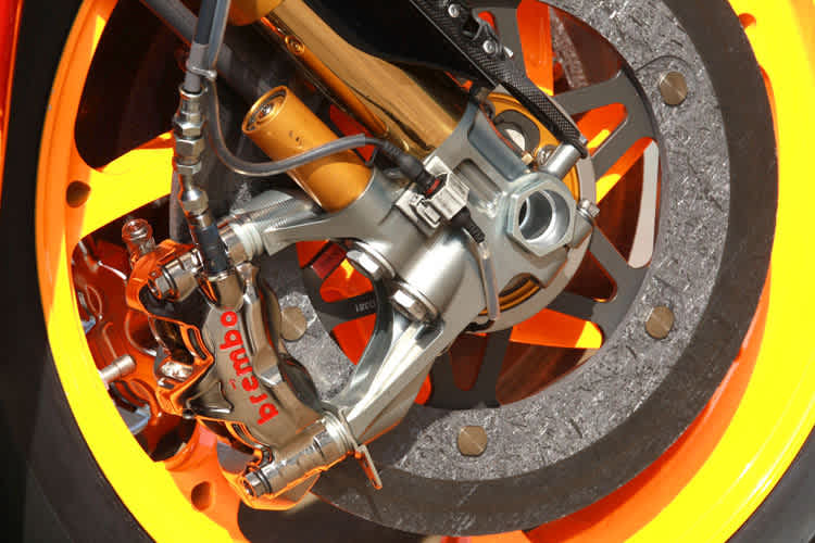 Karbon-Bremse an einer Honda-Werksmaschine