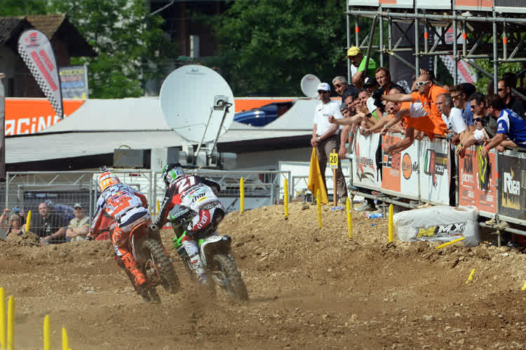 Atemberaubendes Duell: Cairoli (li.) greift Paulin an, die Boxenteams leiden mit