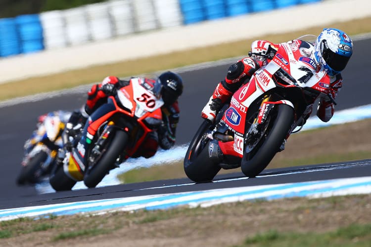 Seltenes Bild: Carlos Checa vor Sylvain Guintoli