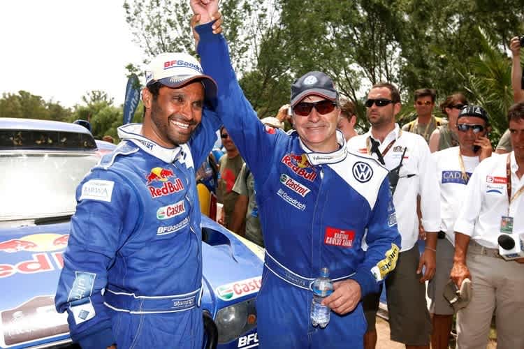 Der Sieger Sainz (re.) empfängt die Gratulation des Besiegten