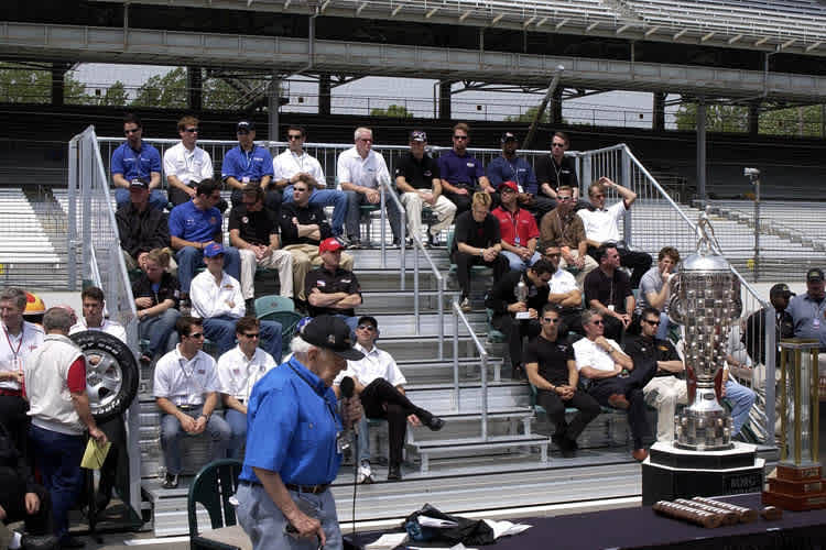 Mit Stock und Mikrophon: Tom Carnegie beim Carburation Day 2002