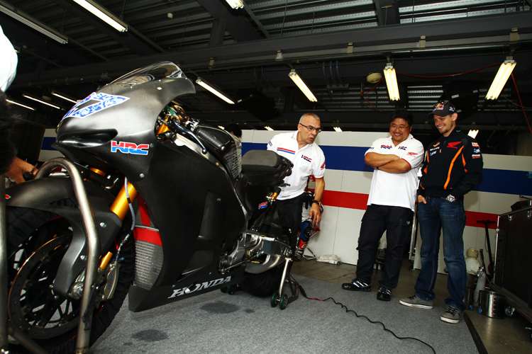 Casey Stoner in der Box in Motegi