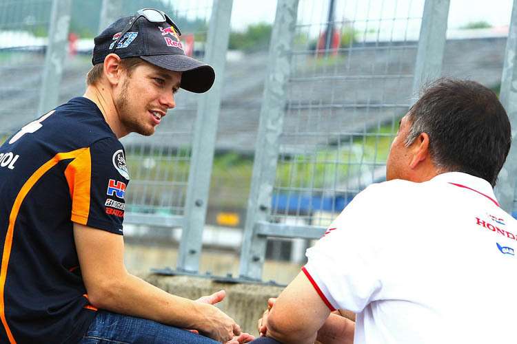 Warten, wie beim ersten Test: Casey Stoner und Shuhei Nakamoto