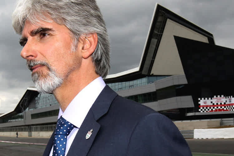 Damon Hill vor dem Silverstone-Boxengebäude