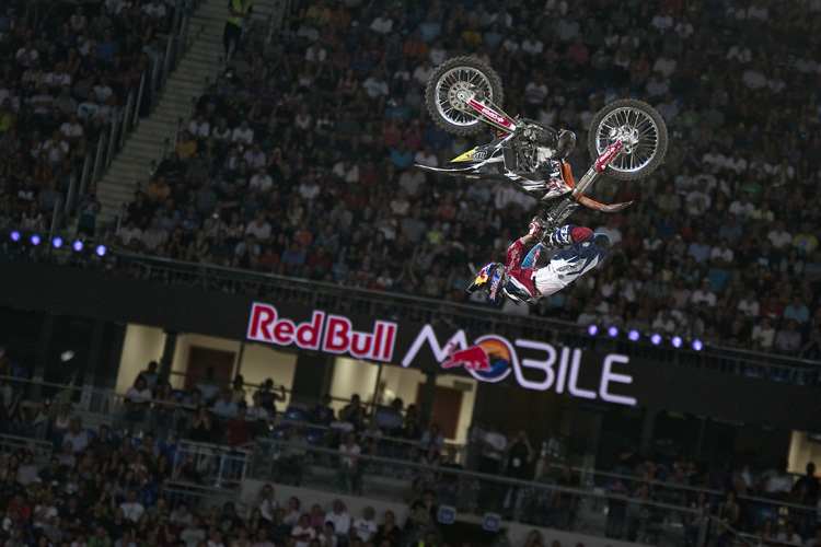 Dany Torres unterhält die Fans blendend