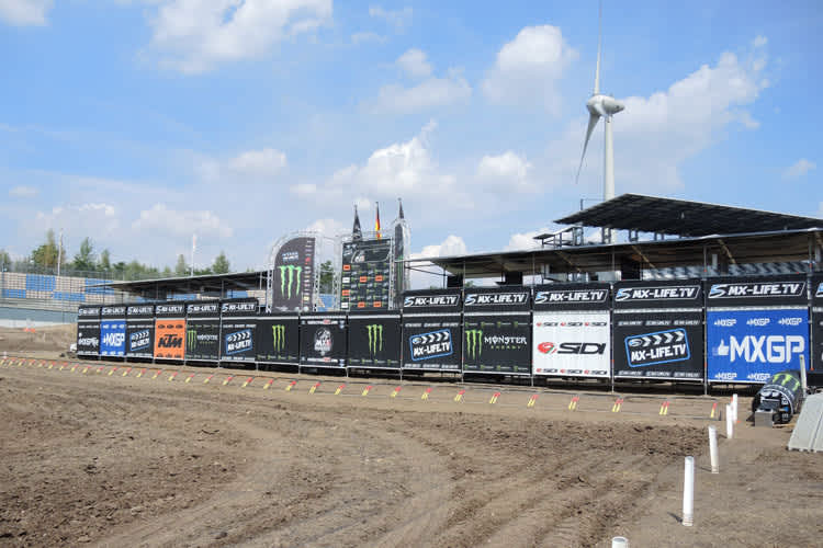 Das Startgatter und das Podest warten auf die Fahrer