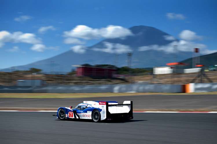 Toyota vor dem Mount Fuji