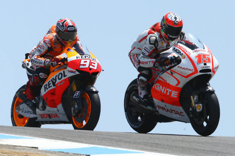 Alex De Angelis (15) oben an der Corkscrew vor Marc Márquez