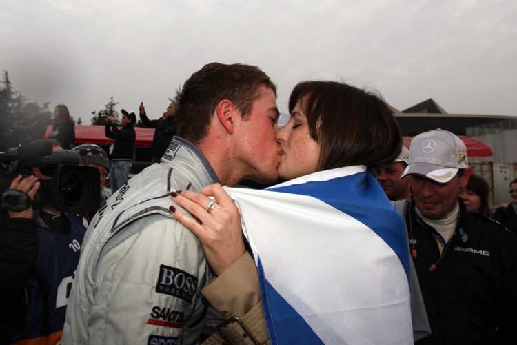 Verdienter Lohn für Di Resta: Schmatz von Freundin Laura