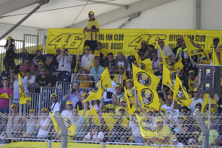 Die Rossi-Fan-Club-Tribüne in Le Mans