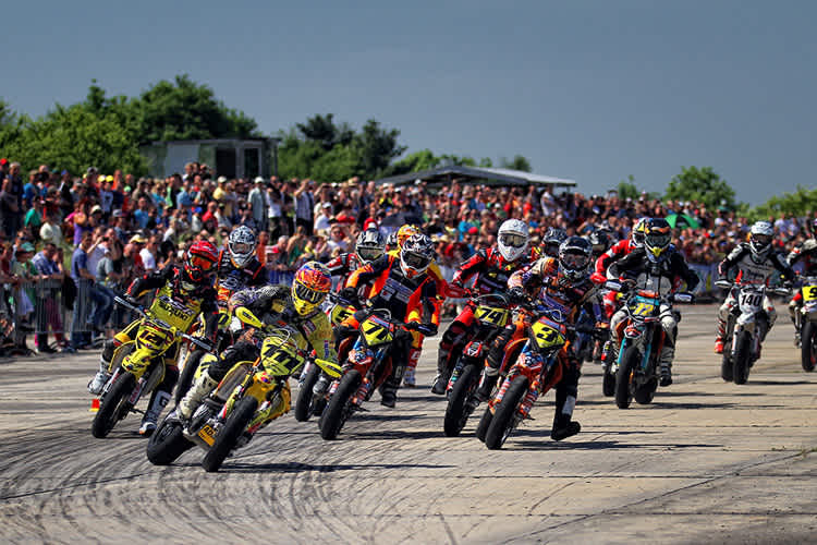 Die Supermoto-Meute startet nicht in Schlüsselfeld