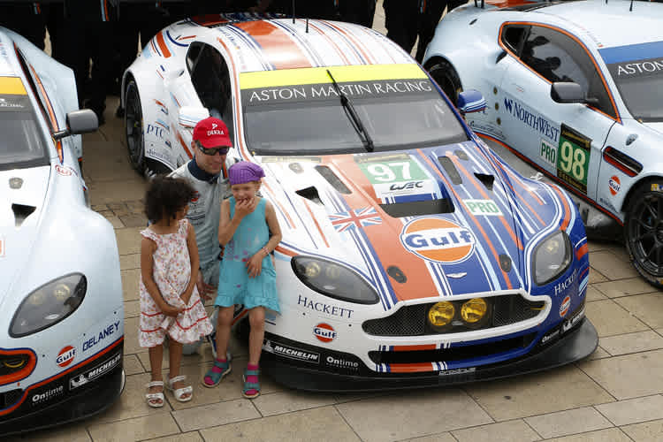 Stefan Mücke mit neu lackierten Aston und jungen Fans