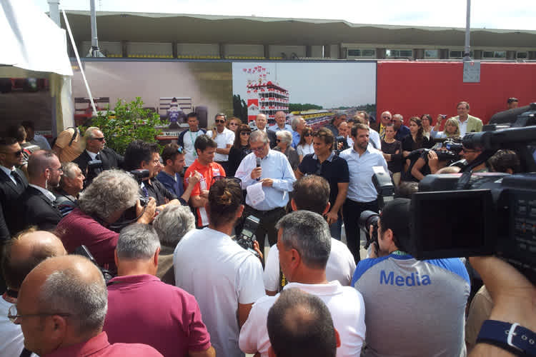 Dr. Costa (Mitte) bei seiner Eröffnungsrede