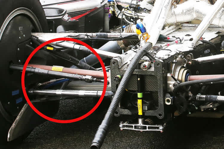 Durch das Rohr im Hintergrund werden die Abgase in den Diffusor geleitet