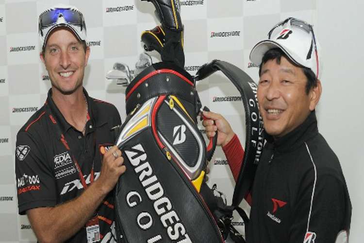 Colin Edwards (li.) spielt mit Legenden und aktuellen Stars Golf für den guten Zweck