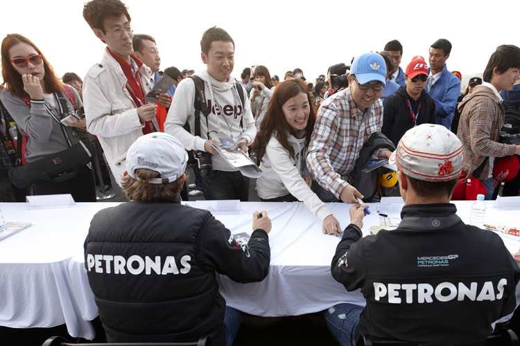 Ein Bild aus alten Tagen: Alle wollen zu Michael Schumacher